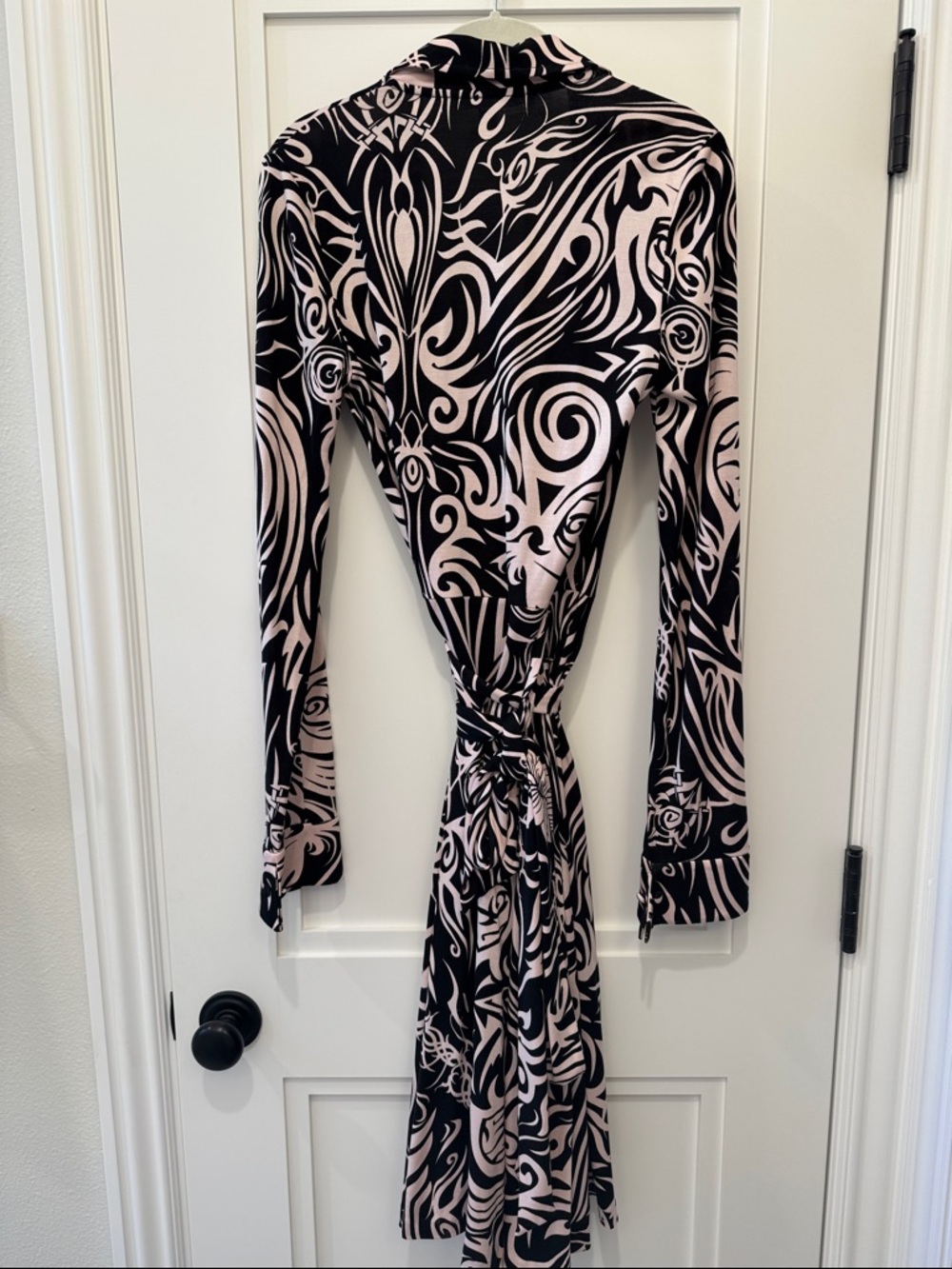 DIANE VON FURSTENBERG LONG SLEEVE.100% SILK! Wrap Dress in Black and Pale Pink. - Picture 3 of 5